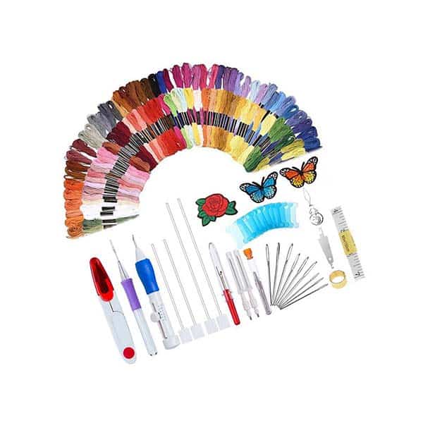 EmbroideryKit, 136-częściowy zestaw nici i innych najczęściej używanych akcesoriów do haftu