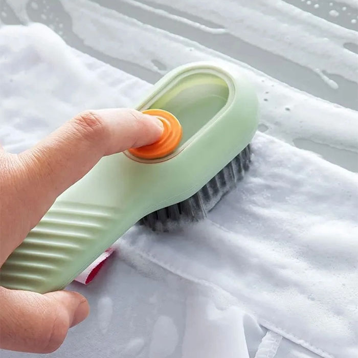 Szczotka ma otwór, do którego wlewasz detergent czyszczący!