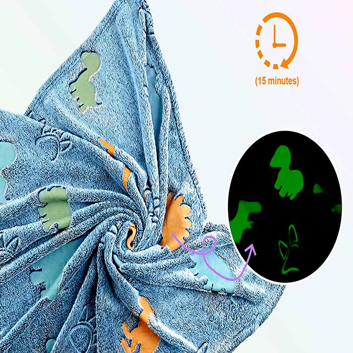 Koc Glow Blanket to idealny wybór na prezent, ponieważ jest bardzo przydatny, a dzieci go uwielbiają, ponieważ świeci w ciemności!