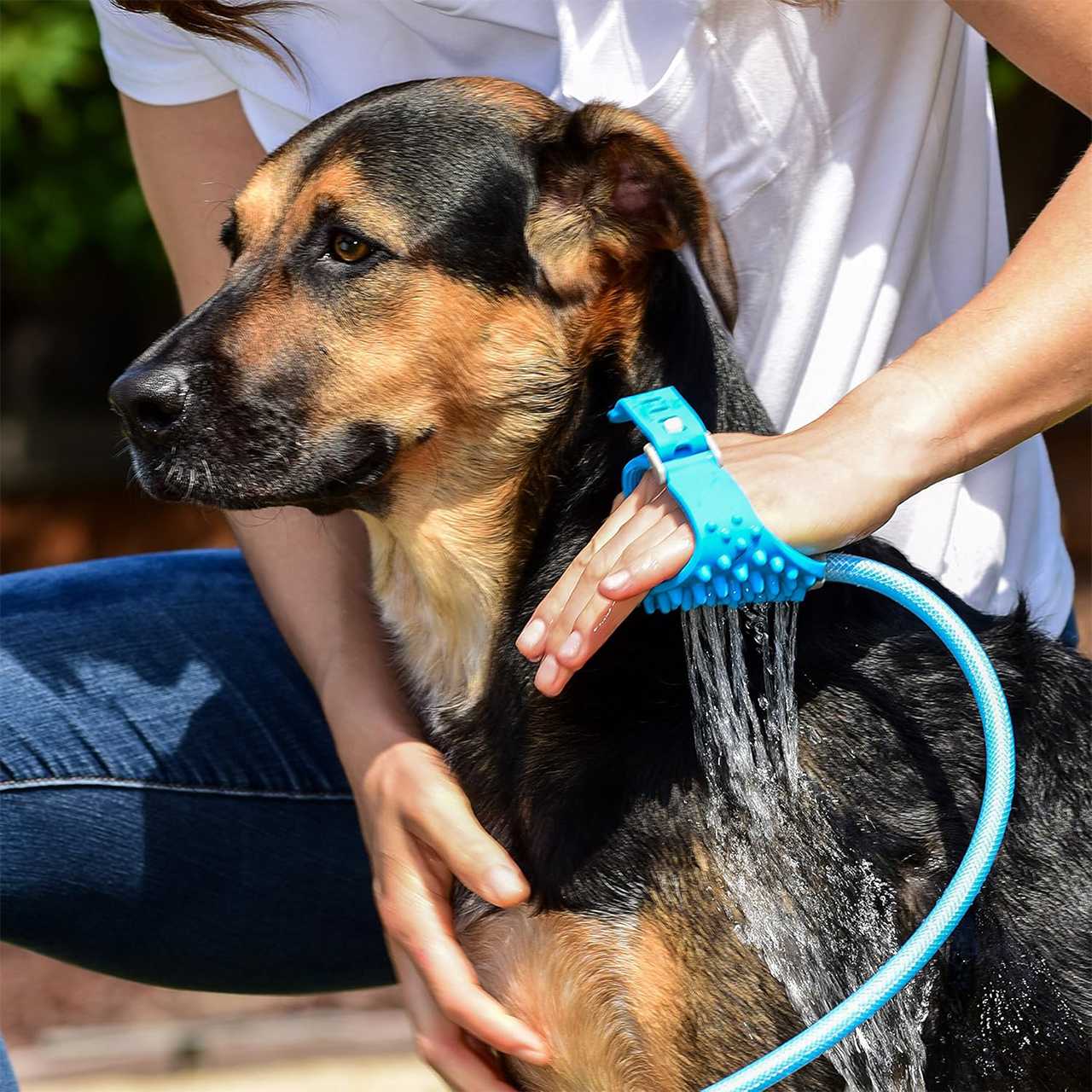 Wykonana z miękkiego 100% silikonu, który jest delikatny dla skóry i sierści Twojego zwierzaka.