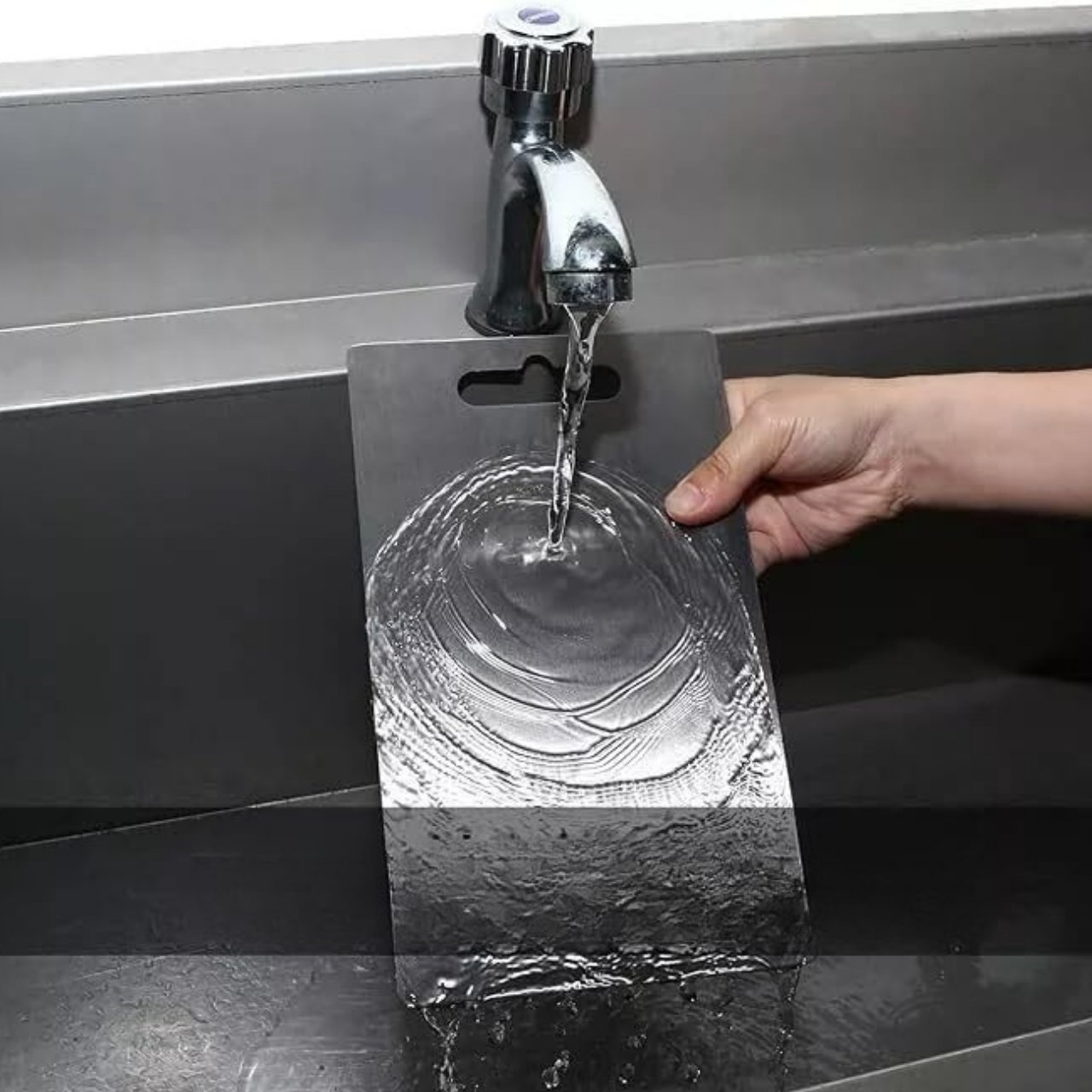 Dzięki lekkiej wadze i smukłemu designowi, możesz jej używać wszędzie - nawet do serwowania!
